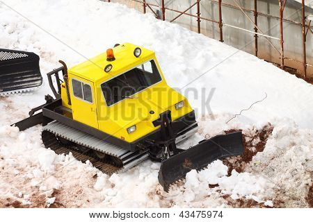 Małe zaparkowane Snowcat