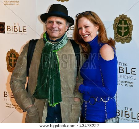 NEW YORK-MAR-19: Schauspieler Joe Pantoliano und Nancy Sheppard besuchen die Opening Night Gala 