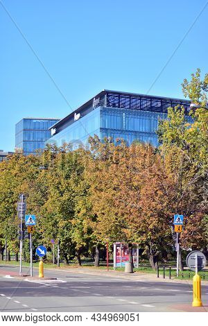 Warsaw, Poland. 4 Oktober 2021. Street Traffic On Domaniewska Street Road