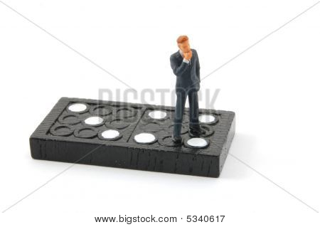 Zakenman op Domino geïsoleerd