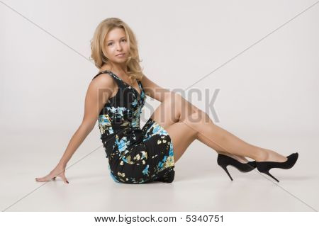 Mädchen ist in blau Sommerkleidung gekleidet.