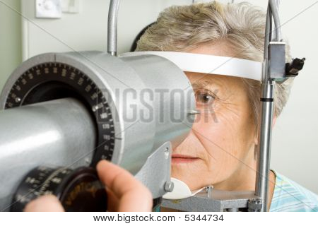 Lady mit Test Augenuntersuchung