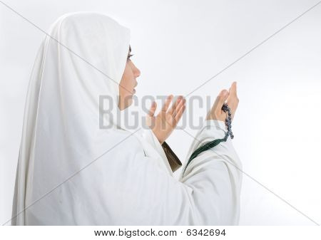 Mladá žena, muslimské Poutník v tradiční bílé oblečení