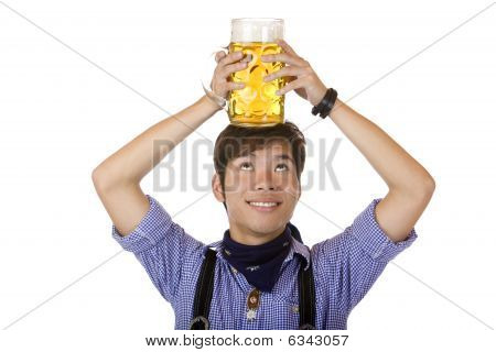 Asian avendo Oktoberfest Beer Stein sulla sua mano e sorrisi