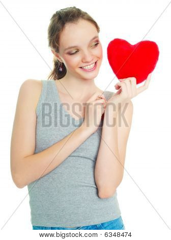 Ragazza con un cuscino a forma di cuore