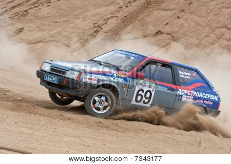 Rostov, Rusko - 27. července: Ilja Voron jednotky A šedá auto během Rostov Velikiy ruské Rally Cha