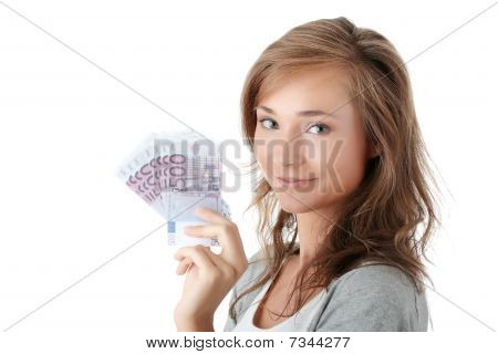 Mulher segurando o dinheiro do Euro