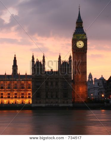 Big Ben těsně po západu slunce