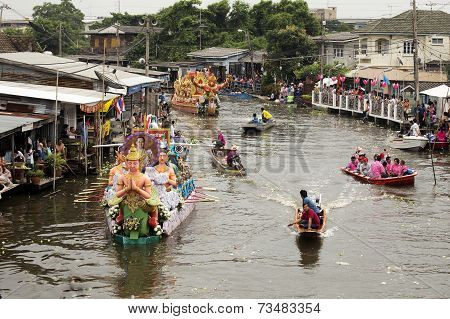 Samut Prakarn,thailand-october 7, 2014:the Lotus Giving Festival(rab Bua) In Samut Prakarn,thailand.