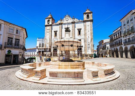 Giraldo Square, Evora