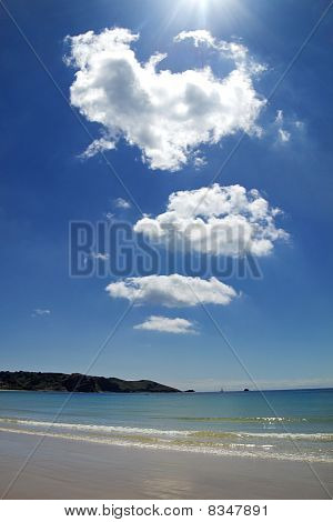 Brillante sol y nubes sobre la playa