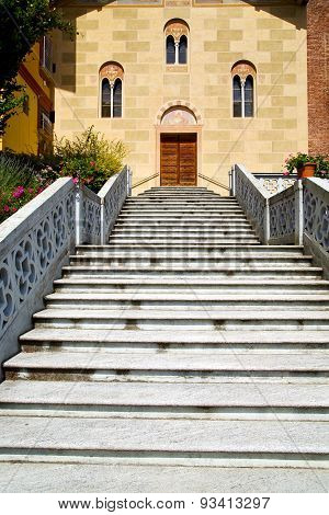 Day Italy Church Tradate  Varese  Door Entrance And Windows