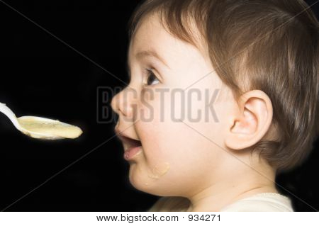 Bambino vengono nutrito con cucchiaio