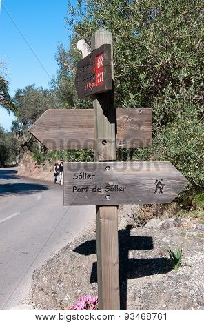 Wood sign post by the Drystone route 221