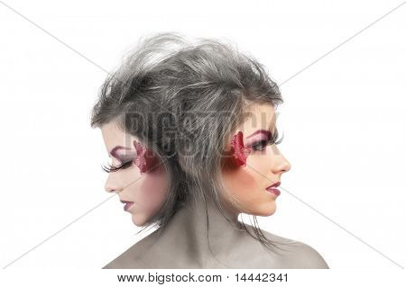 白色上孤立的两个脑袋的年轻美丽的幻想女人