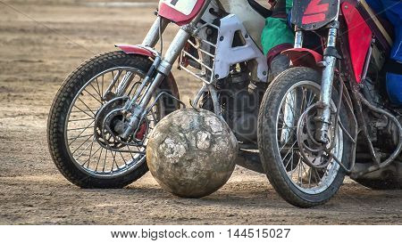 Motoball. Episode rivalry between the two athletes. Close-up of motorcycles and a large ball.