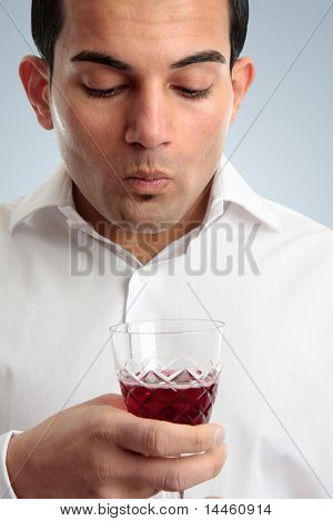 Hombre cata de vino tinto