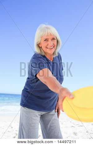 Oudere vrouw spelen freesby