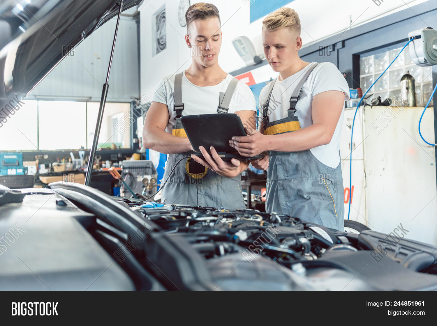 автомеханик и искусственный интеллект. автомеханик и искусственный интеллект. мастер-приемщик автосервиса. автомеханик и искусственный интеллект. автомеханик и искусственный интеллект.