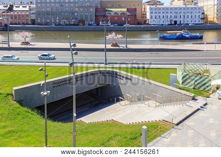 Moscow, Russia - June 03, 2018: Entrance To Underground Museum Zaryadye And Access To Moskva River I