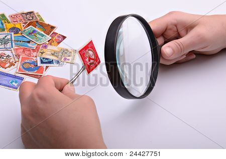 Staré razítko v rukou filatelista