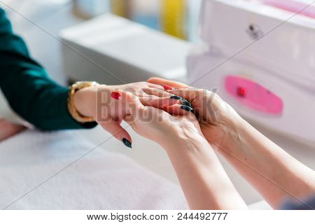 Hand Massage At The Beauty Parlour For Rejuvenation.