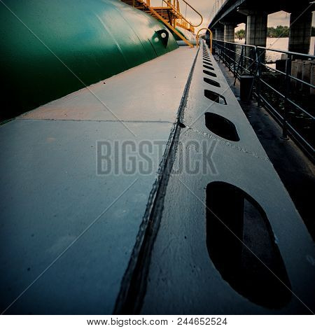 Elements And Equipment Of A River Barge For The Delivery Of Dry Bulk Materials.