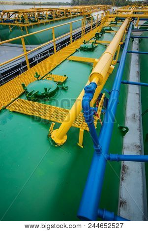 Elements And Equipment Of A River Barge For The Delivery Of Dry Bulk Materials.