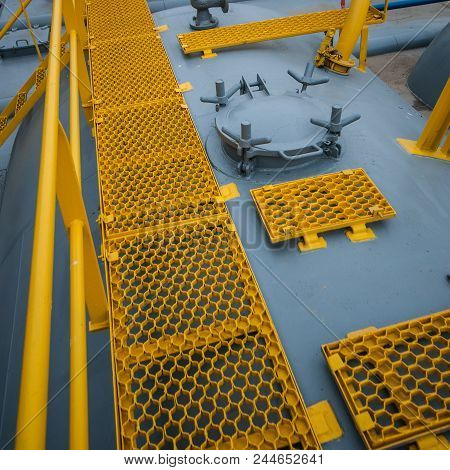 Elements And Equipment Of A River Barge For The Delivery Of Dry Bulk Materials.