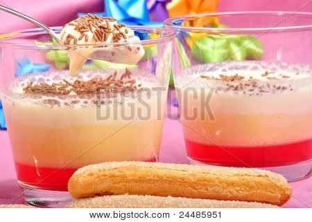 크리스마스 훈장을 가진 유리 Triffle