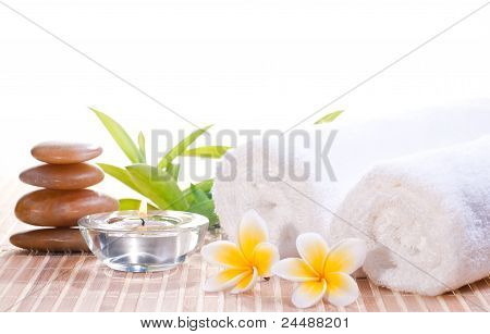 Concetto di Spa con fiori e pietre Zen