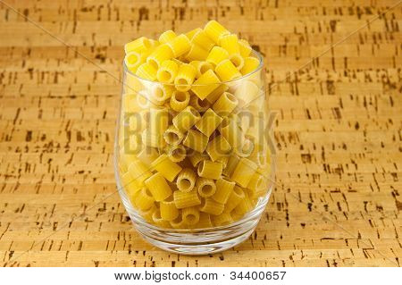 Ditalini pasta inde i gennemsigtig glas