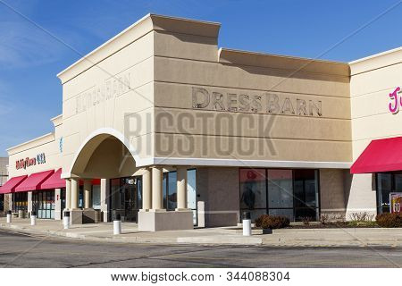 Indianapolis - Circa January 2020: Dressbarn Shuttered Strip Mall Location. Dressbarn Closed All Of 