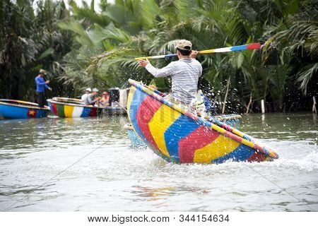Hoi An, Vietnam-december 9,2019 : Fisherman Demonstrates Spinning On Round Basket Boat . Is A Unique