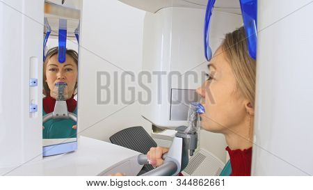 Doctor To Take A Image 3dx-ray Machine 3d Digital Scanner Tomography Of Teeth And Jaw In Modern Laor
