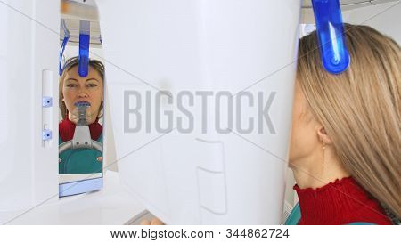 Doctor To Take A Image 3dx-ray Machine 3d Digital Scanner Tomography Of Teeth And Jaw In Modern Laor