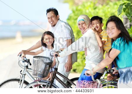 Famiglia felice con le bici