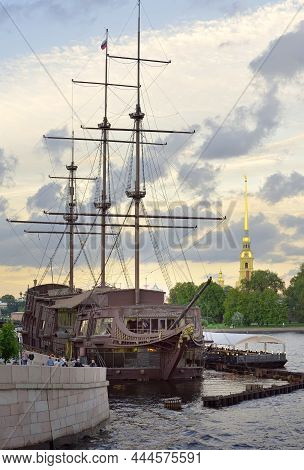 Saint Petersburg / Russia-09.03.2020: Sailboat On Mytninskaya Embankment. Cafe Flying Dutchman, Styl