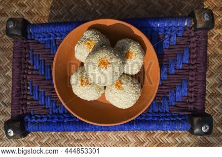 Tilgul Ladoo Recipe. White Sesame Seeds Coated With Jaggery Sugar. Indian Sweet Balls Served Eaten I