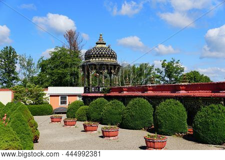 Moundsville, West Virginia, U.s - August 20, 2021 - A Garden With A Decorative Gold And Black Pergol