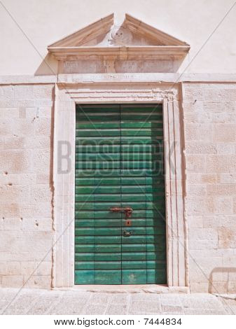Puerta principal de la iglesia de la muerte. Molfetta. Apulia.