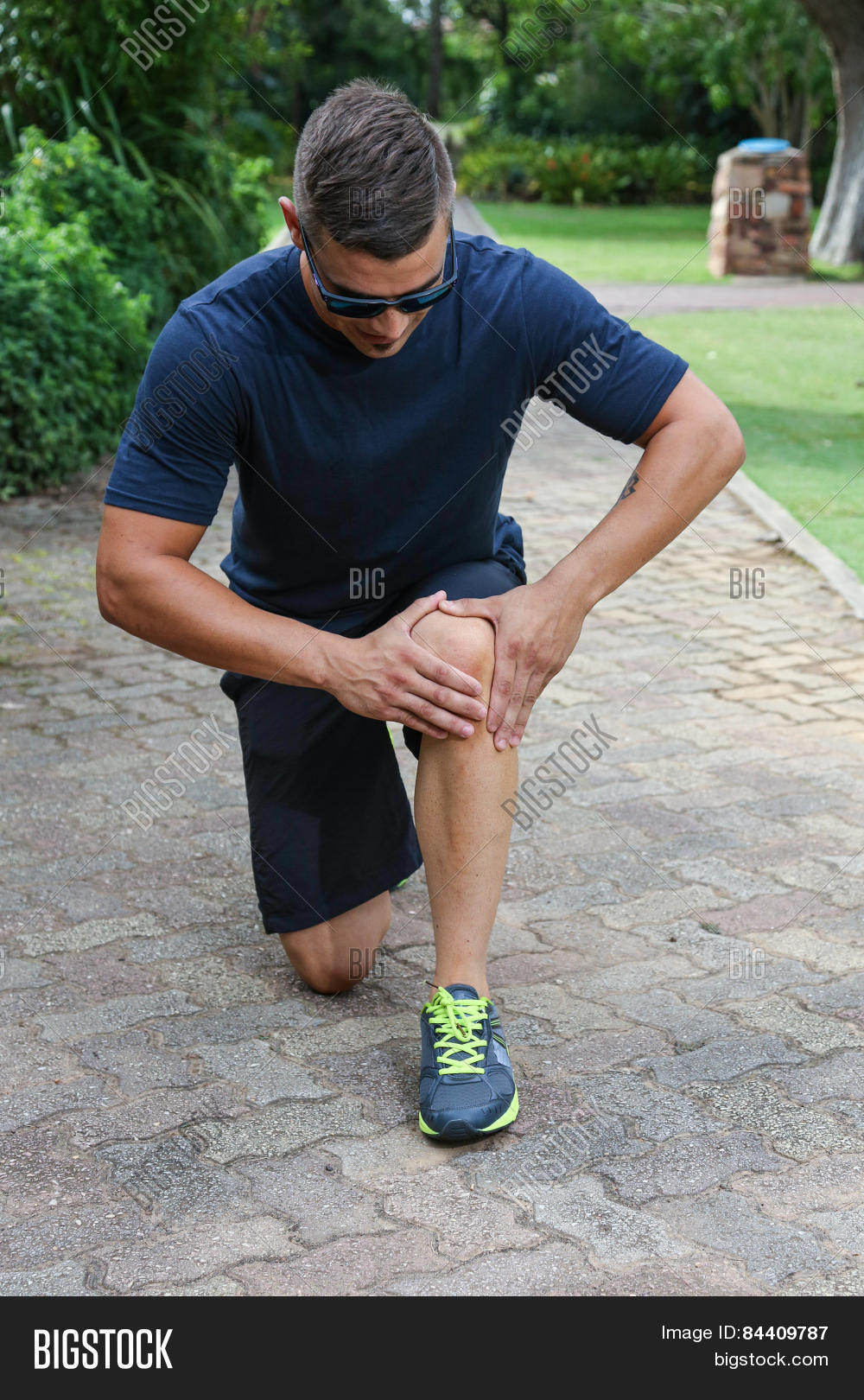 Бег боль в коленях. После тренировки заболело колено. После плавания болят колени. После плавания болят колени. Травмы бегунов.