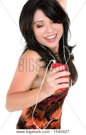 Kvinde nyder musik