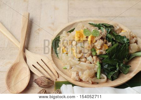 Stir rice noodle roasted chicken is delicious