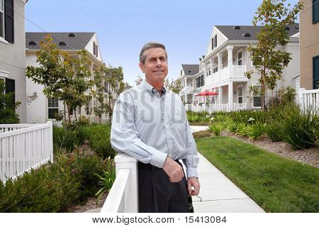 Knappe volwassen Man en huizen