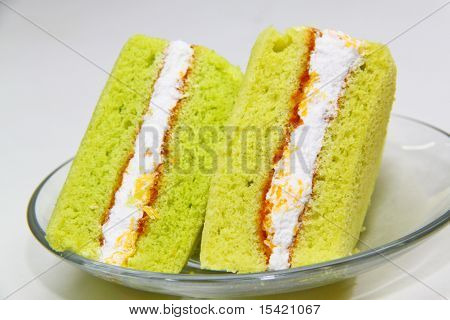 Ein Stück vom Pandan Biskuit auf weißem Hintergrund