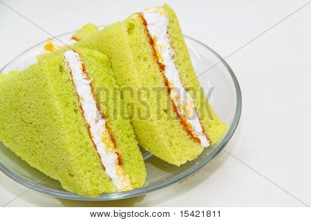 Ein Stück vom Pandan Biskuit auf weißem Hintergrund