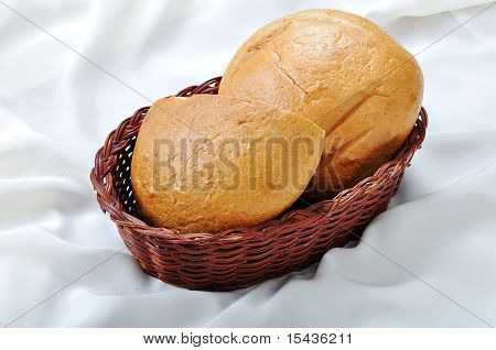 Dois pedaços de pão na terra de seda