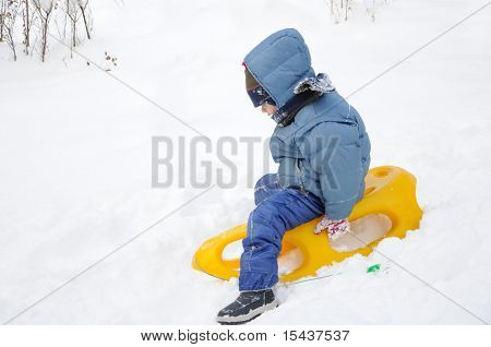 Große Aktivität auf Schnee, Kinder und Glück