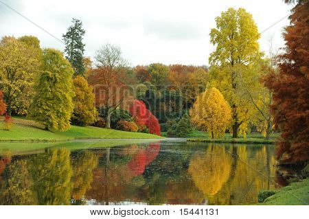Ein ruhiger See im Herbst.